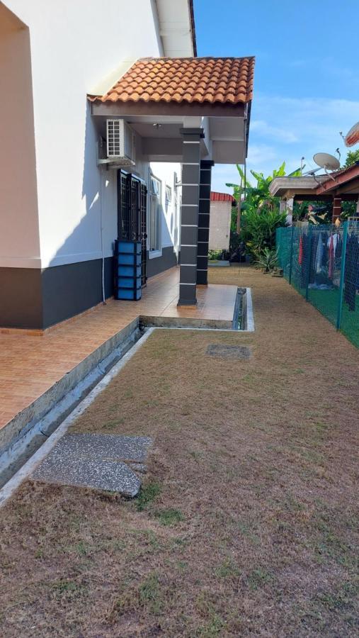 Teratak Azhan * Kampong Sungai Putat